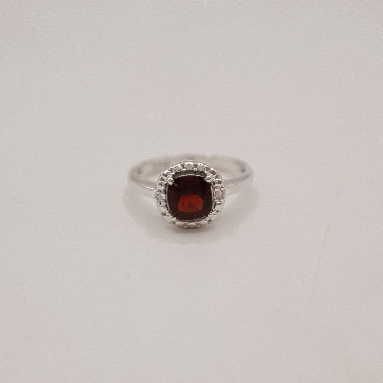 Hearthlight Ring – Garnet & Silver Glow
