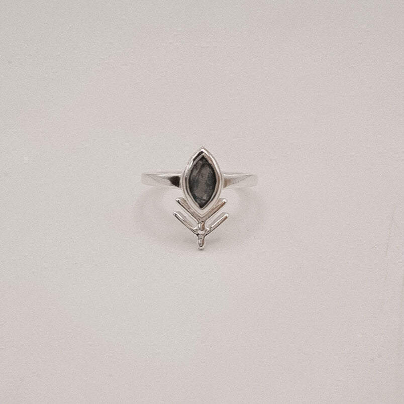 Forest Veil Ring – Labradorite & Silver Stillness