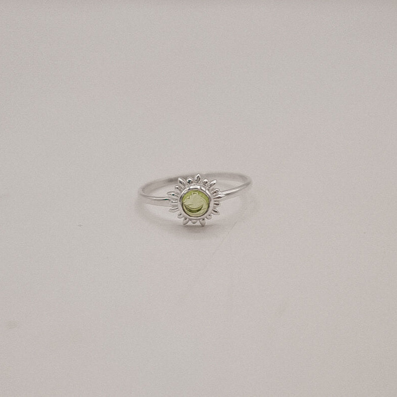 Sunbeam Ring – Peridot in Silver Glow